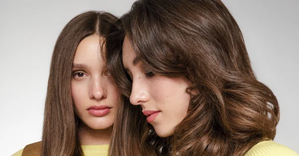 Dos modelos con cabello sano, brillante y sin encrespamiento.