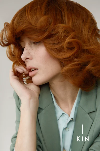 Cabello coloreado de cobre luminoso con tinte vegano, sin PPD y con ingredientes naturales de Universo Kapilar