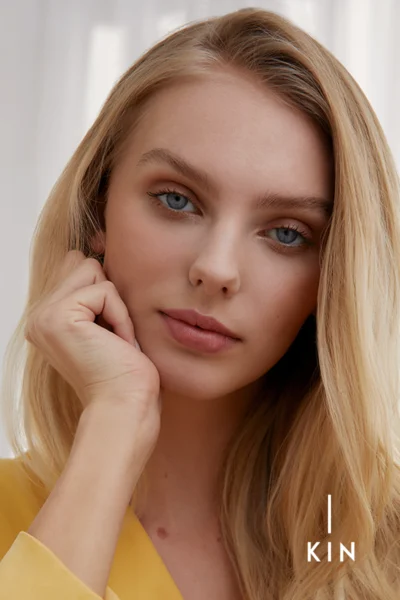 Rubio Miel tendencia en 2026 usando tinte vegano Kincrem Color con ingredientes naturales en Canarias Universo Kapilar