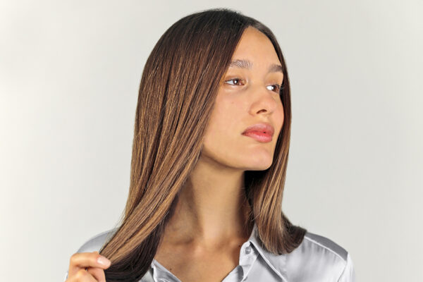 Modelo con cabello largo liso, suave y sin frizz.