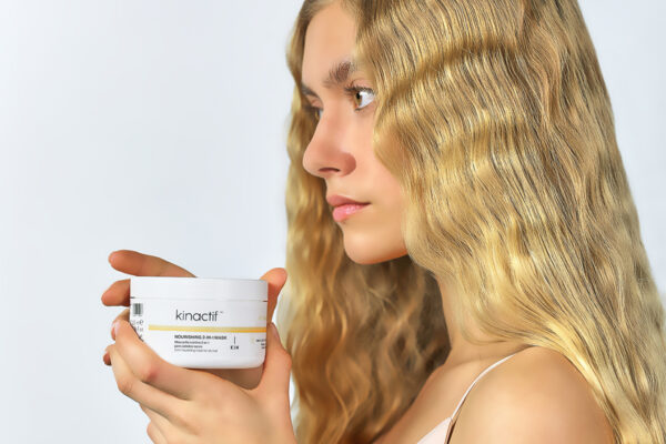 Modelo de cabello rubio ondulado sin encrespamiento y con cabello hidratado.