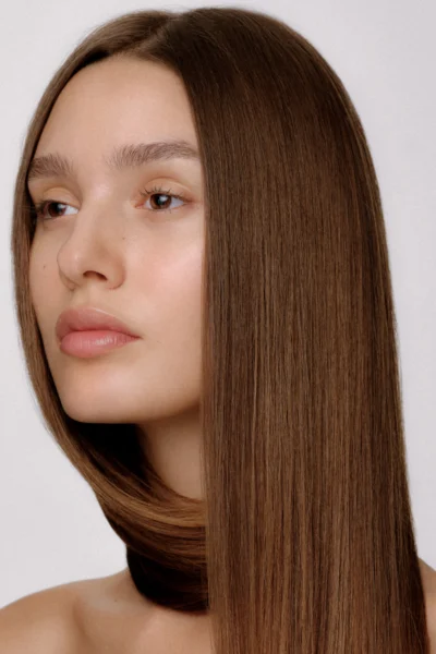 cabello fino sin volumen con raiz pegada al cuero cabelludo falta de cuerpo