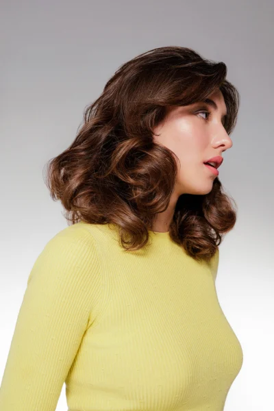 cabello fino con volumen natural y brillo tras usar rutina adecuada de cuidado capilar